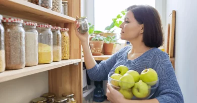 Vários potes transparentes com alimentos, simbolizando um dos cuidados com a casa que é a organização da despensa.