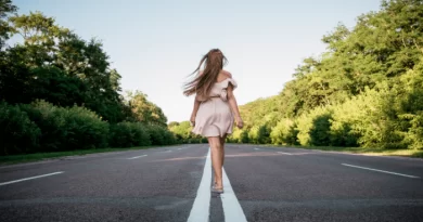 Essa imagem mostra uma pessoa caminhando em uma estrada, representando a jornada em busca do propósito de vida.